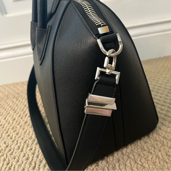 Givenchy Medium Antigona bag in grained leather - Picture 10 of 15